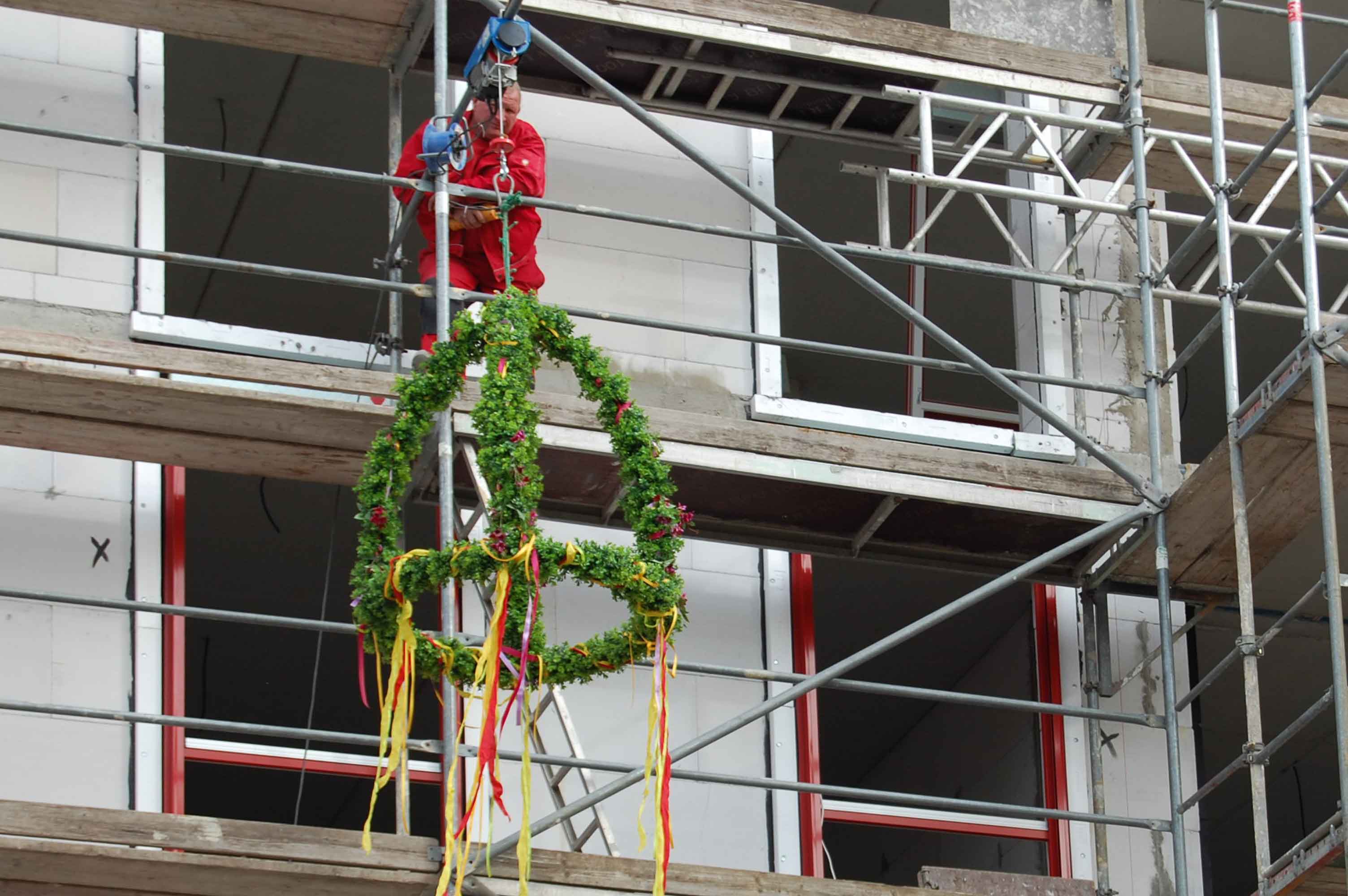 Zimmermann beim Richtspruch auf Richtfest Wohnanlage Dresden